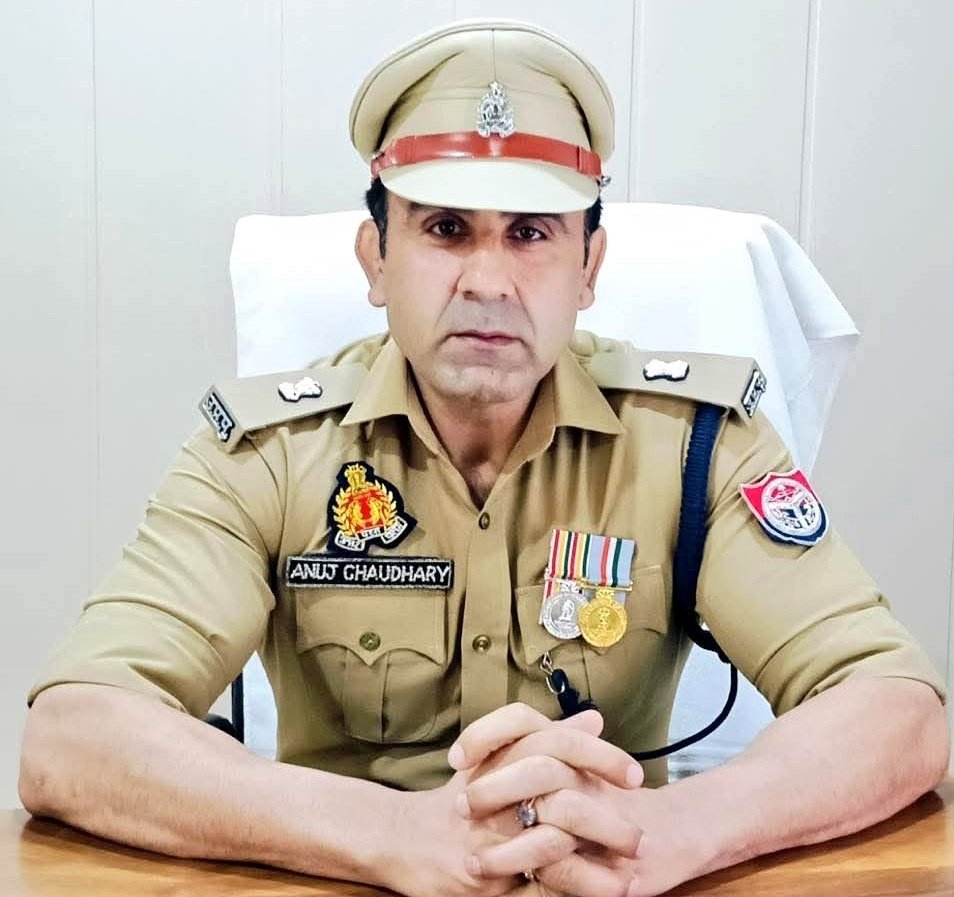 dsyadavlive's tweet photo. सम्भल के CJM विभांशु सुधीर को हटाकर सुल्तानपुर भेजा गया। ये वही न्यायिक अधिकारी थे जिन्होंने सम्भल मामले में CO अनुज चौधरी समेत पुलिसकर्मियों पर FIR दर्ज करने का आदेश दिया था। सवाल सीधा है—कानून बोला तो कुर्सी बदली गई? #Sambhal #JusticeUnderQuestion #BreakingNews #JudicialTransfer