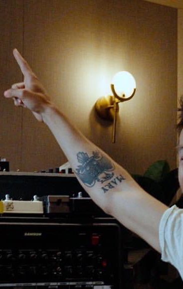 los brazos, LOS TATUAJES, vos sabes lo que sufrió este fandom por no verlos en tanto tiempo?, definitivamente no lo entenderías