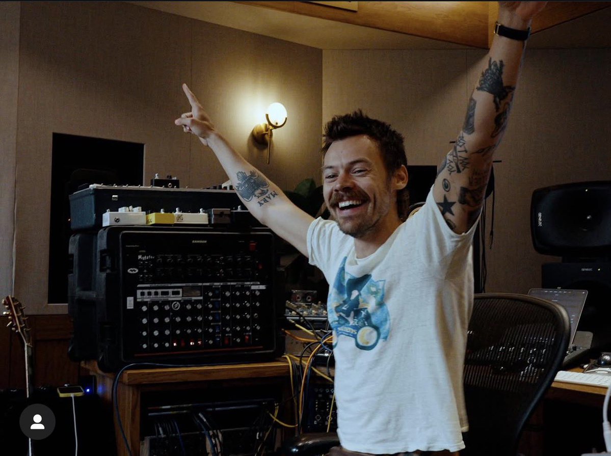 MarcoMoriniTW's tweet image. E venerdi esce il nuovo singolo di Harry, #aperture 

Come ci si sente all’inizio di questa nuova era??