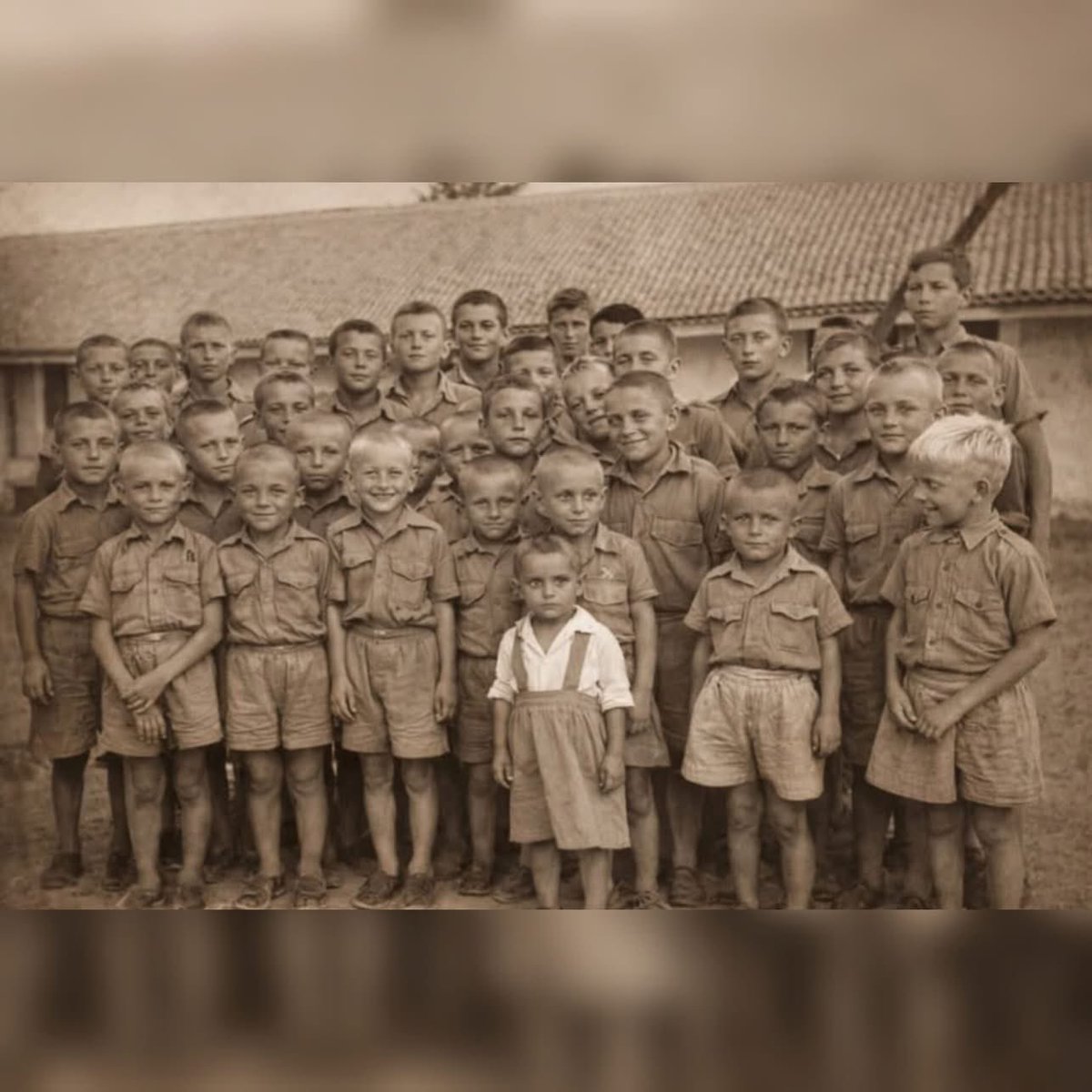 « Quand 740 enfants furent condamnés à la mer et que le monde répondit « non », un homme répondit « oui ».
C’était en 1942, et le monde était en guerre.
Dans la mer d’Arabie, un navire avançait sans destination claire, transformé en tombe flottante. À son bord se trouvaient 740