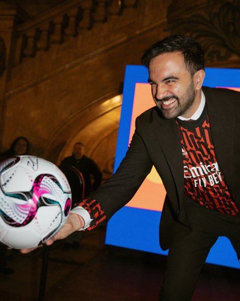 ZachLowy's tweet image. I went to New York to watch the AFCON Final with Zohran Mamdani.

I left with something far more profound and ineradicable: a feeling of mutual compassion, African brotherhood, and immigrant pride.

My latest for @FourFourTwo: fourfourtwo.com/competition/i-…