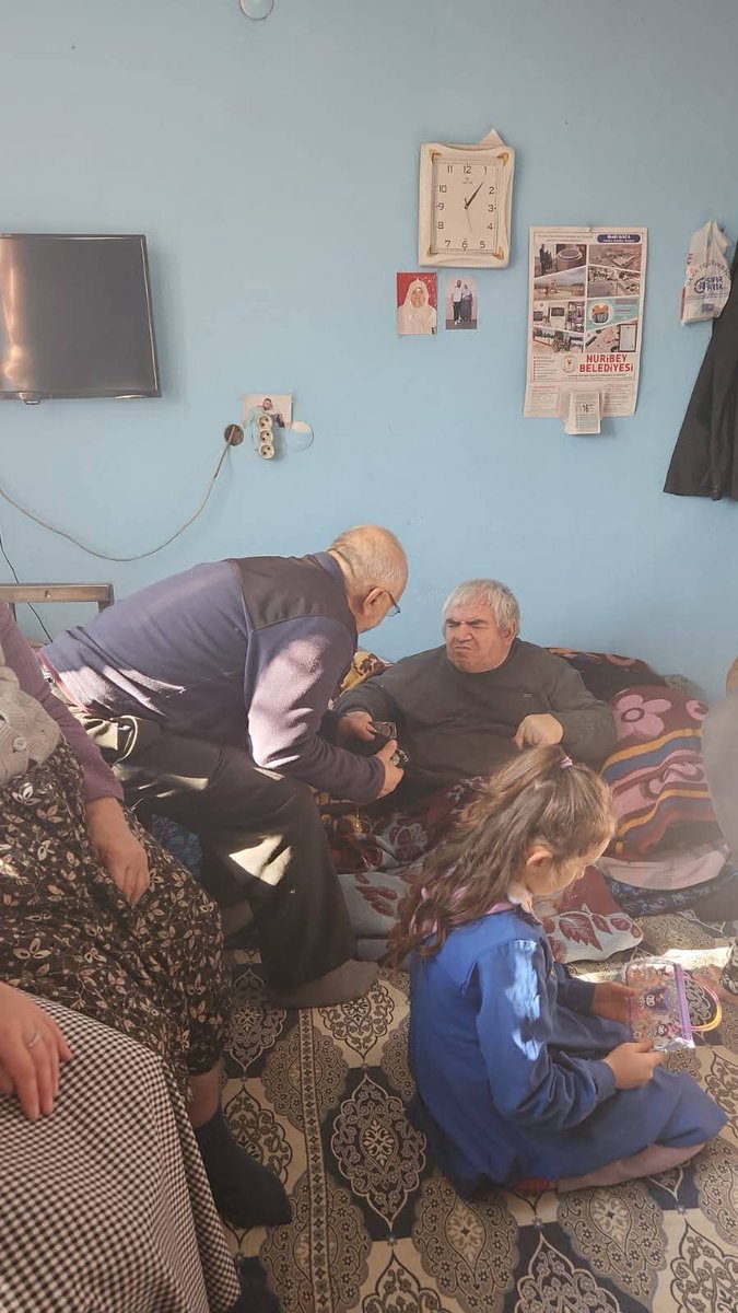 Aynı evde üç nesil...

Afyon Kadın Kültür ve Dayanışma Derneği olarak Halımoru köyümüzde Ramazan Zengin muhtarımızla birlikte Nazmiye Ayçiçek teyzemize ziyarette bulunduk. Bize yüce gönüllüleri ile evini açan teyzemize ve gelinlerine teşekkür ederiz.
#afyon #ziyaret