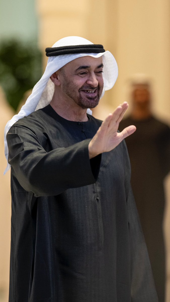 عزنا وفخرنا .. بو خالد
الله يحفظه ويعزه ويطول بعمره
.
#محمد_بن_زايد ♥️🇦🇪
