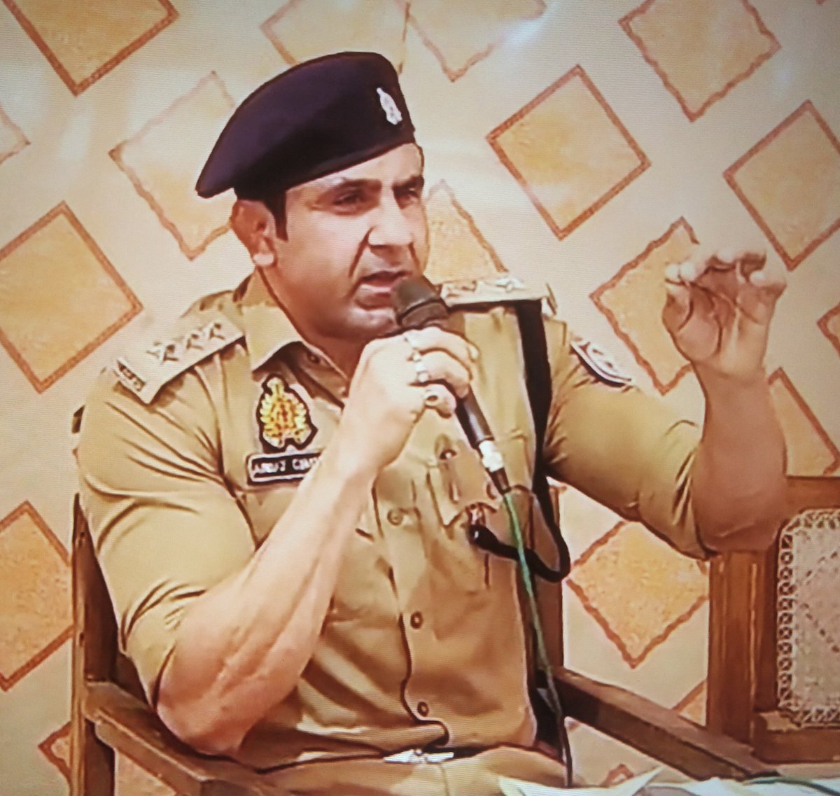 संभल हिंसा मामले में CO अनुज चौधरी सहित कई पुलिसकर्मियों पर FIR करने का आदेश देने वाले जज (CJM) विभांशु सुधीर हटाए गए।

उनका तबादला सुल्तानपुर के लिए हुआ।

CJM से हटाकर सिविल जज (सीनियर डिविजन) यानि डिमोशन वाला पद दिया गया है?