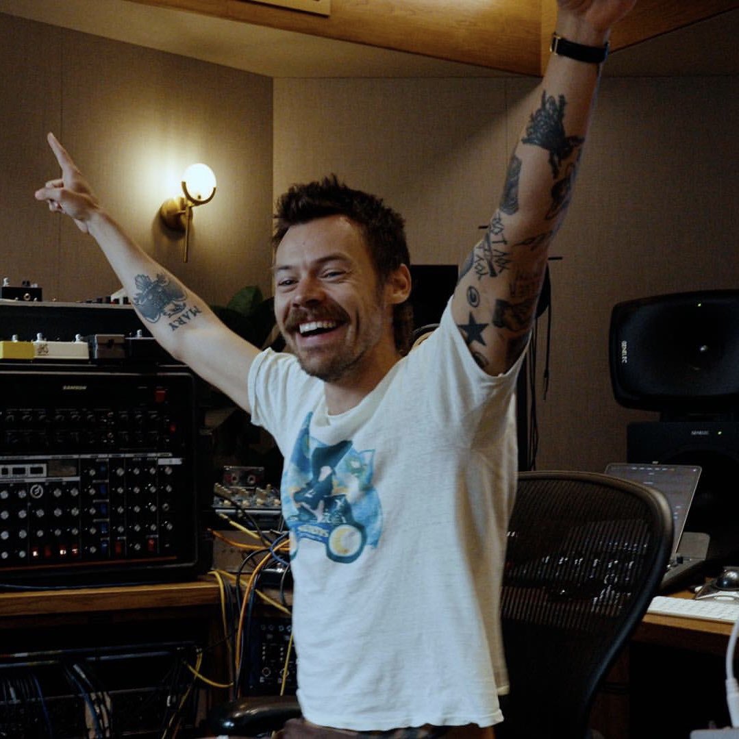 PopCrave's tweet image. 🚨Harry Styles announces new single, “Aperture,” out this Friday.