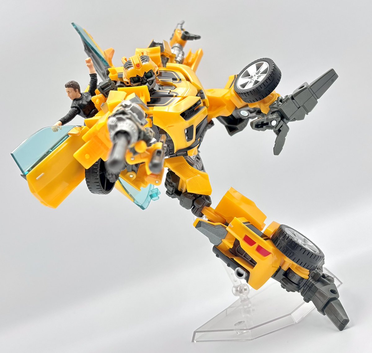 Relllko's tweet image. Bumblebee deploying his weapon, Shia LaBeouf