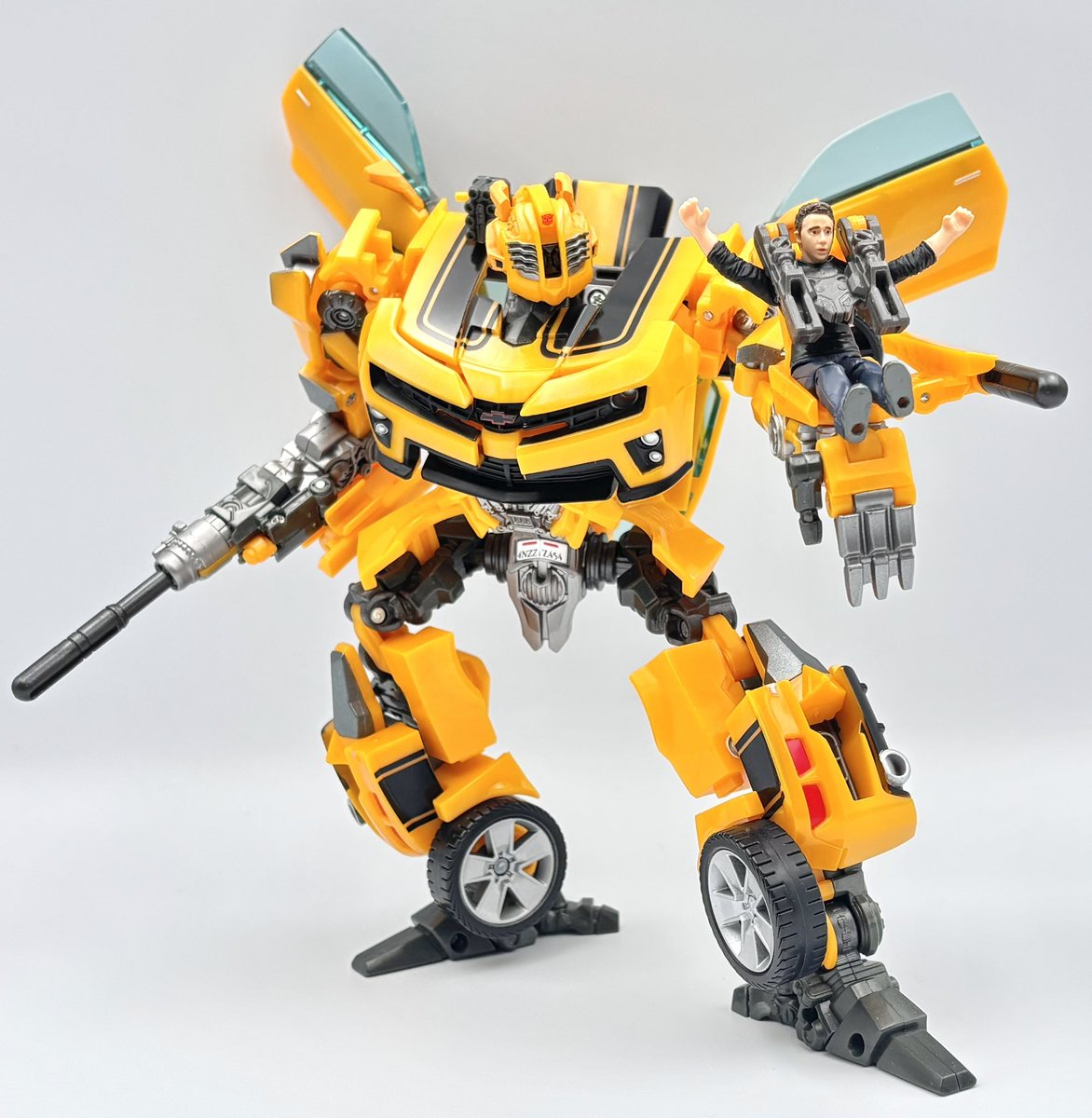 Relllko's tweet image. Bumblebee deploying his weapon, Shia LaBeouf