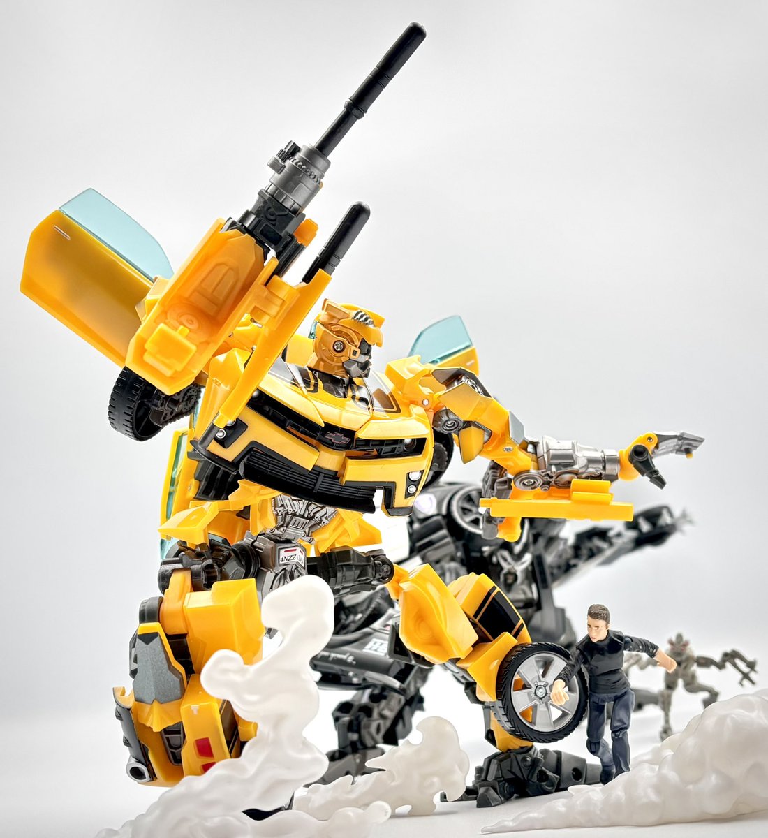 Relllko's tweet image. Bumblebee deploying his weapon, Shia LaBeouf