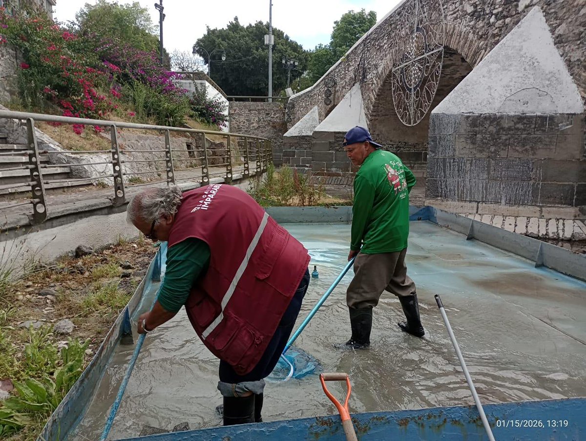 Servicios_Pub's tweet photo. 💦✨ ¡Cuando el agua también hace historia se nota!
La fuente del Puente de #Ovando recibió lavado y suministro para seguir siendo un punto de encuentro que refresca la memoria y el espacio público. Cuidar las fuentes es cuidar la identidad de #LaCapitalImparable 🪽 https://t.co/78wKRAmoYA