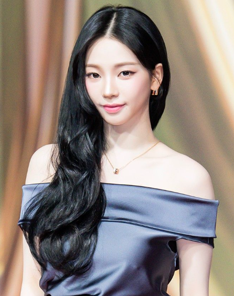 AboutMusicYT's tweet image. aespa's Karina has reportedly gifted winter outerwear and handwritten letters to 70 SM Entertainment staff.