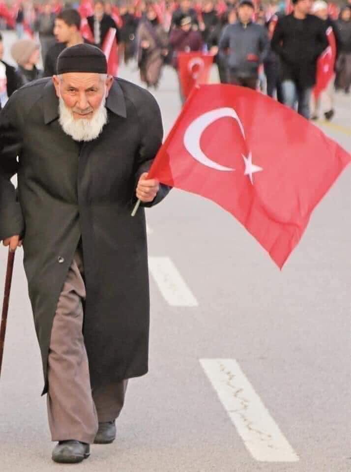 Beli bükük ama Türk bayrağını dik tutuyor böyle bir  milleti kim yenebilir? 

#TürkBayrağı