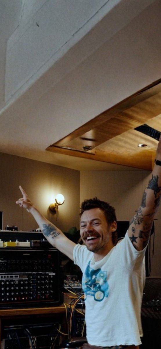 unlockscreen's tweet image. — harry styles | kiss all the time disco, occasionally : aperture 🪩

like &amp;amp; rt if you use it!! / bel