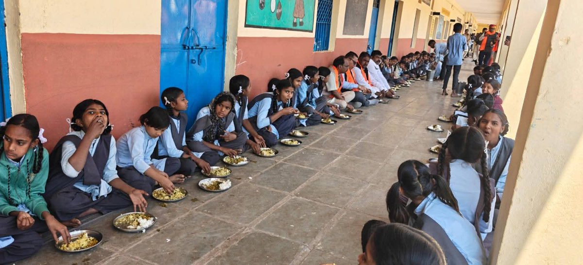 RawatML7's tweet image. 📍हिराता

राजकीय उच्च माध्यमिक विद्यालय हिराता में बच्चों के साथ स्कूल के भैया बहनों के साथ मिड डे मील का टेस्ट किया।

#डूंगरपुर #BJPNEWS #mdm #school