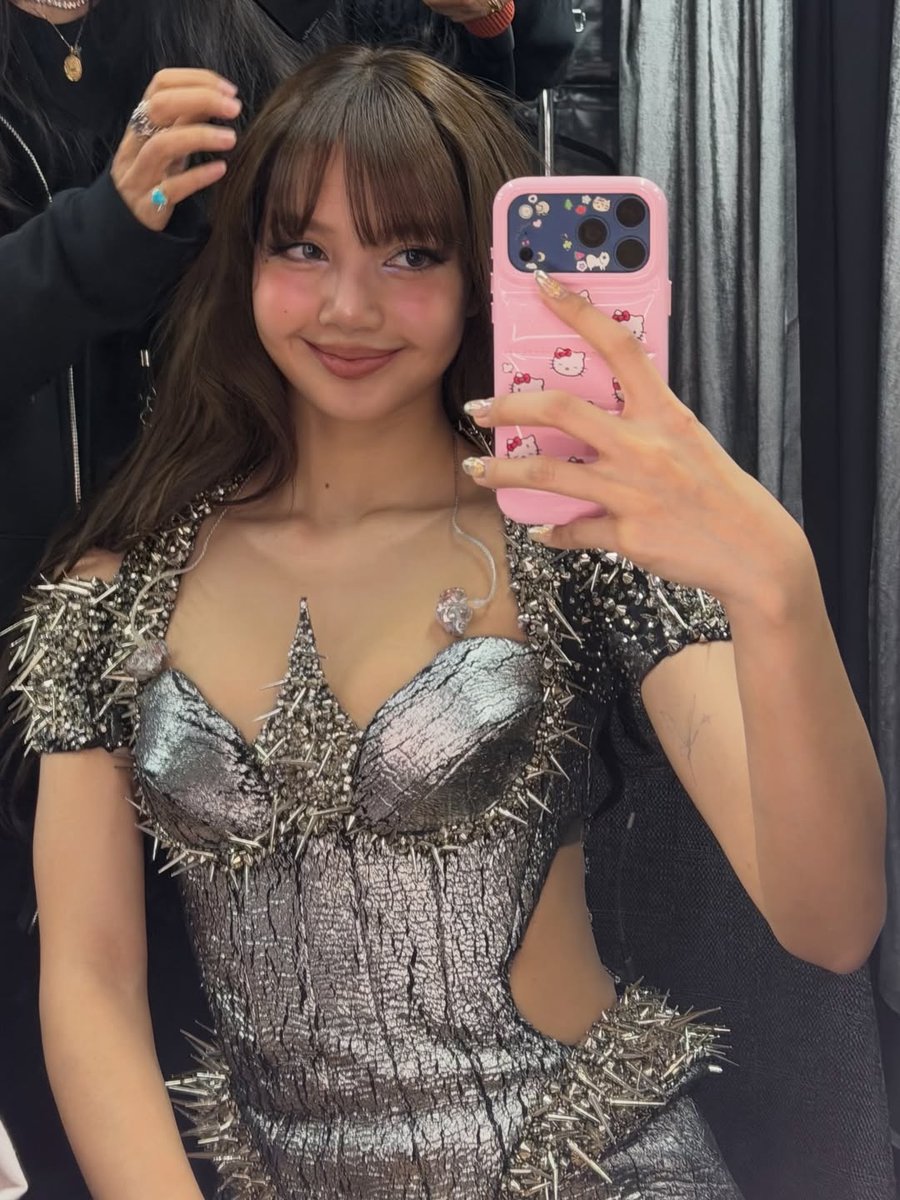 ถ้ามองเผินๆจะไม่เห็นว่าลิซ่าใส่ซับท่อนบนเกือบถึงคอ ชอบที่น้องชอบชุดเซ็กซี่ จัดเต็มแต่ไม่ลืมเซฟตัวเองทุกจุด มันทำให้เราเสพเพิร์ฟสบายใจและน้องก็โชว์เต็มที่ด้วย