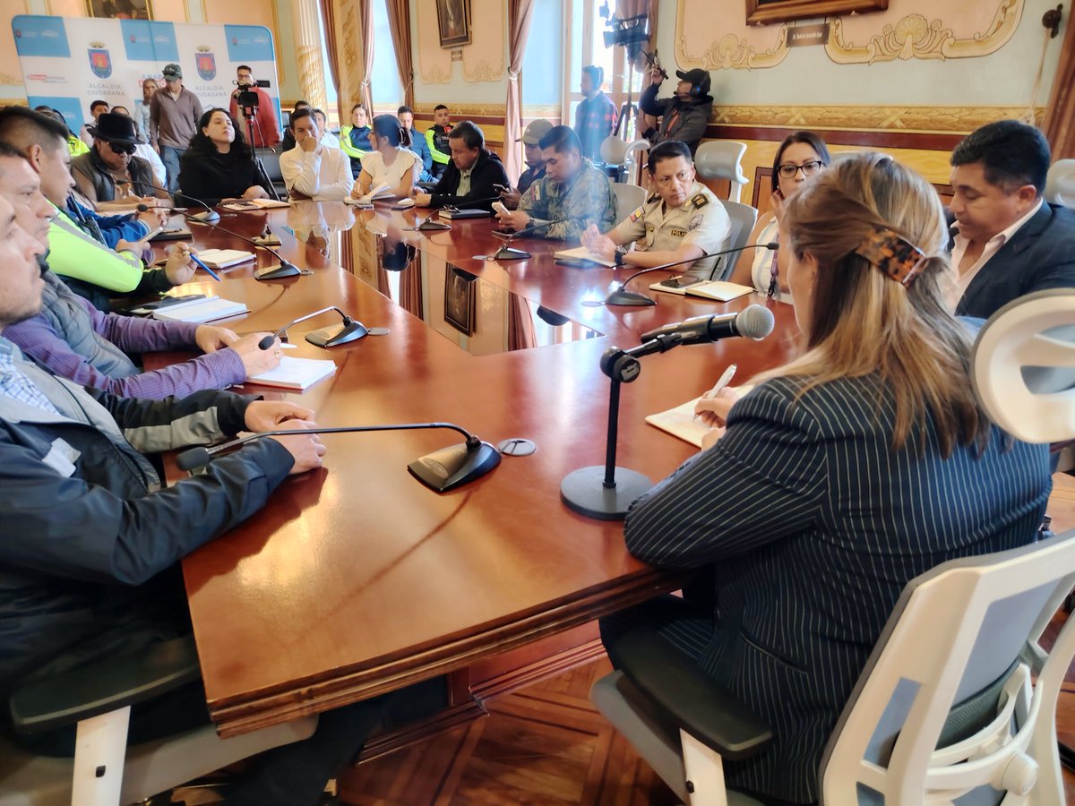 GADOtavalo's tweet photo. #Seguridad| Alcaldesa @bellhermosa de @GADOtavalo preside Consejo Ampliado #Seguridad con organismos como @goberimbabura y @PoliciaEcuador quienes acogen reclamos ciudadanos por falta de efectivos policiales y ausencia del #Ejecutivo jefe político y comisario nacional en #Otavalo https://t.co/NwVsHuhGdi