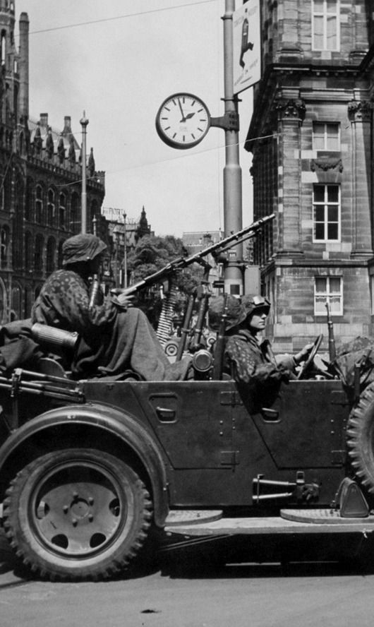 Wehrmachtssoldaten wirken auf den Straßen europäischer Städte viel natürlicher und organischer als die wilden Asiaten der Roten Armee oder die schmutzigen Marokkaner der Armée d'Afrique (Frankreich).