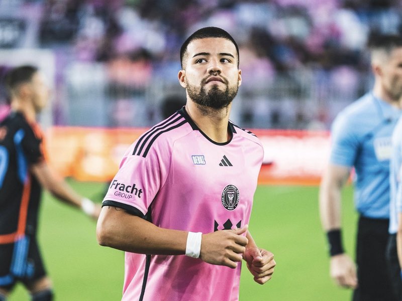 ScoutingArgFut's tweet image. Boca tiene su primer refuerzo: Marcelo Weigandt.

Lateral derecho intenso, con ida y vuelta constante, buen timing para pasar y volumen físico para sostener presión alta. No es de pausa ni de conducción larga: gana ventaja por recorrido y repetición.

En Boca suma energía,…