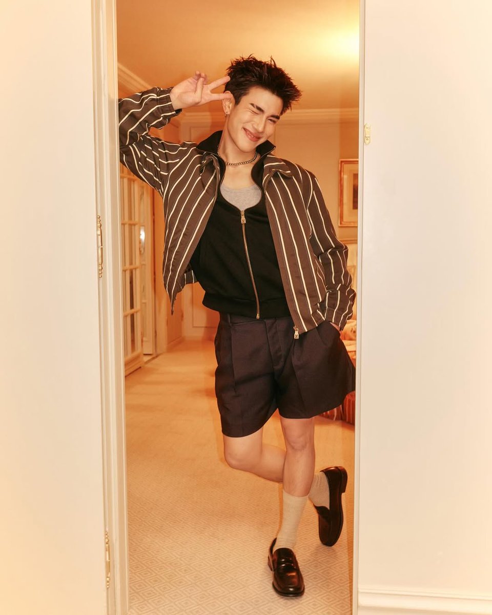 fourthoff2's tweet image. โฟ้ดโฟ้ดกับขาสั้นน น่ารักเท่าโลกกกกกกกกกก 🥹🥹🥹🥹🥹🥹🥹

FOURTH LV FRONT ROW PFW26
#LVMENFW26xFOURTH #LVMenFW26 
#LouisVuitton #Fourthnattawat