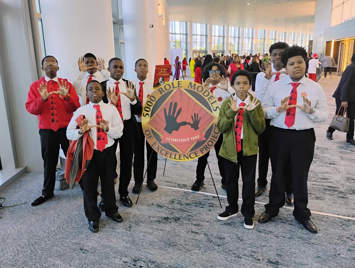 Plantation_MS's tweet photo. The 5000 Role Models of Excellence attended the 33rd Annual MLK Scholarship Breakfast at the Miami Convention Center. Our Superintendent, Dr. Howard Hepburn, was inducted alongside leaders and celebrities. The young men were honored to meet founder Congresswoman Frederica Wilson! https://t.co/7z8yhVBqL0