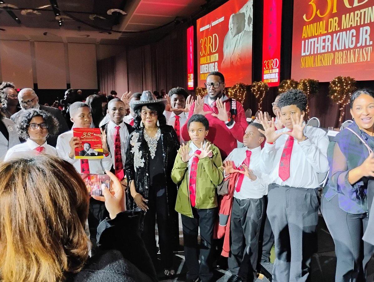 Plantation_MS's tweet photo. The 5000 Role Models of Excellence attended the 33rd Annual MLK Scholarship Breakfast at the Miami Convention Center. Our Superintendent, Dr. Howard Hepburn, was inducted alongside leaders and celebrities. The young men were honored to meet founder Congresswoman Frederica Wilson! https://t.co/7z8yhVBqL0