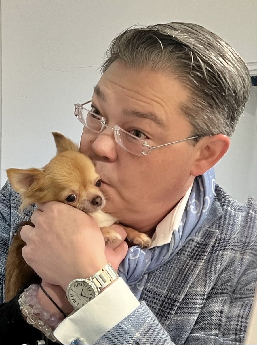 Gigi loves getting her little kiss for me. Goodbye when I leave in the morning. 🥰