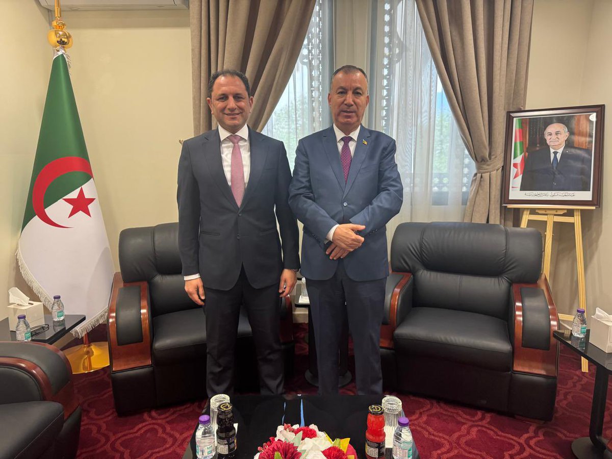 السفير شريف وليد، يستقبل بمقر السفارة بالرياض،  سفير الجمهورية اللبنانية  الشقيقة، المعين حديثاً لدى المملكة العربية السعودية، علي قرانوح، الذي أدى له زيارة مجاملة وتعارف.