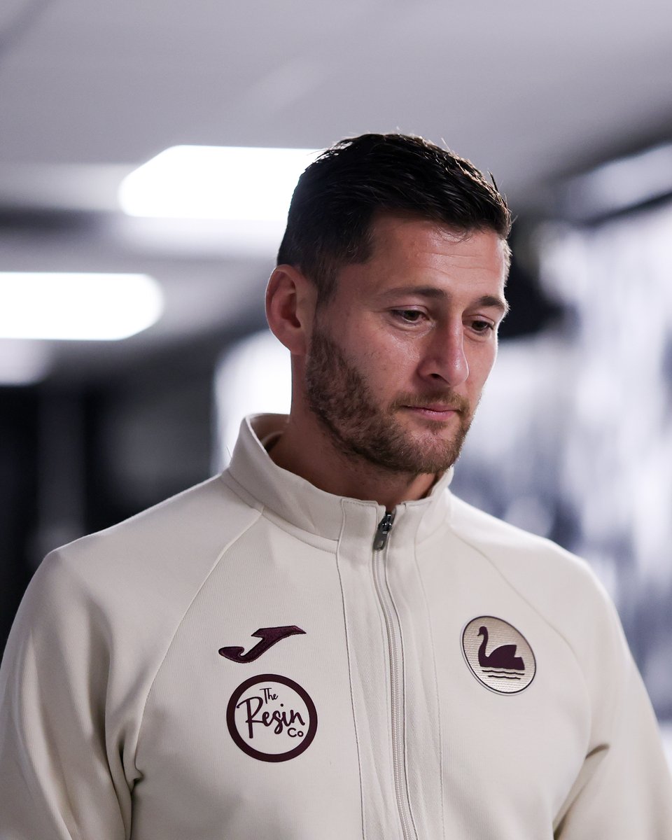 SwansOfficial's tweet photo. Evening, lads 👋 https://t.co/TFDlsojnI4
