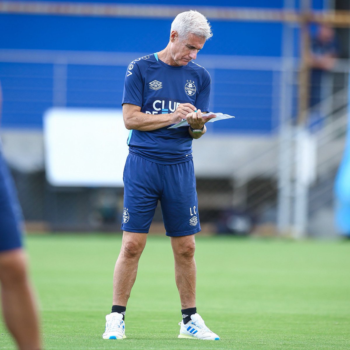 PRONTOS PARA O CONFRONTO! 🇪🇪⚽ Sob o comando do técnico Luís Castro, finalizamos os últimos ajustes para o duelo de amanhã. Agora partiu Bagé em busca dos três pontos!

📸 Lucas Uebel / Grêmio FBPA

Leia: gremio.net/noticias/detal…