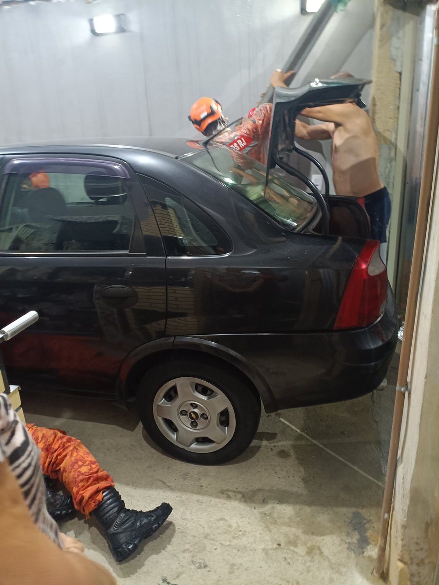 hvs_gomes's tweet photo. Ontem, de MADRUGADA,  a gata da minha falecida tia ficou presa na roda do carro na garagem da minha casa. Só que a garagem é muito estreita e não conseguimos alcançá-la. Tivemos que chamar os BOMBEIROS para tirá-la com segurança. Eles vieram com rapidez e profissionalismo. https://t.co/BaK3SBaCCe