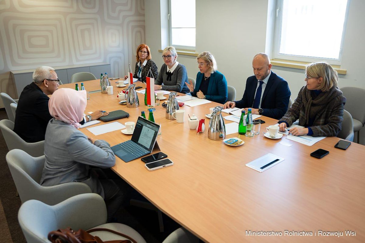 IndonesiaInPL's tweet photo. On 20 January, the Indonesian CDA in Warsaw met with Poland’s Ministry of Agriculture and Rural Development to discuss strengthening Indonesia–Poland agricultural cooperation, particularly in livestock and animal health, investment opportunities, and follow-up of the bilateral MoU.