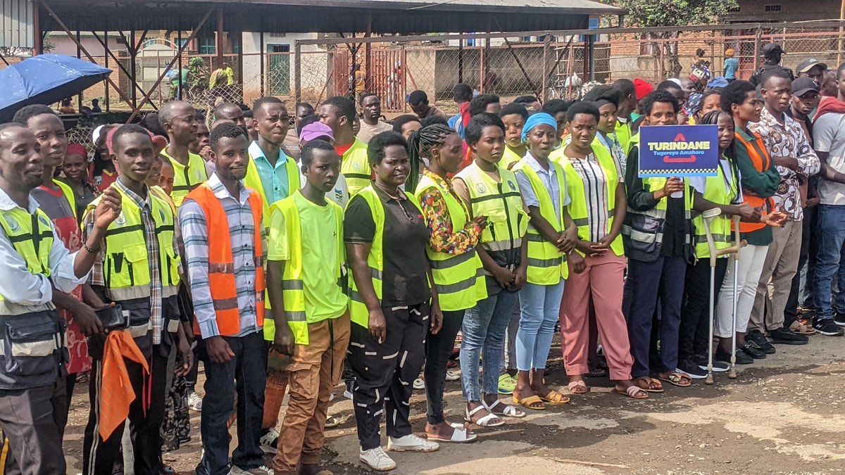 MuganzaYVS's tweet photo. TURINDANE TUGEREYO AMAHORO.
Uyumunsi mu murenge wa Muganza habereye ubukangurambaga bwaribufite insanganyamatsigo igira it: TURINDANE TUGEREYO AMAHORO bwateguwe na police y'igihugu https://t.co/QISCTCn7US