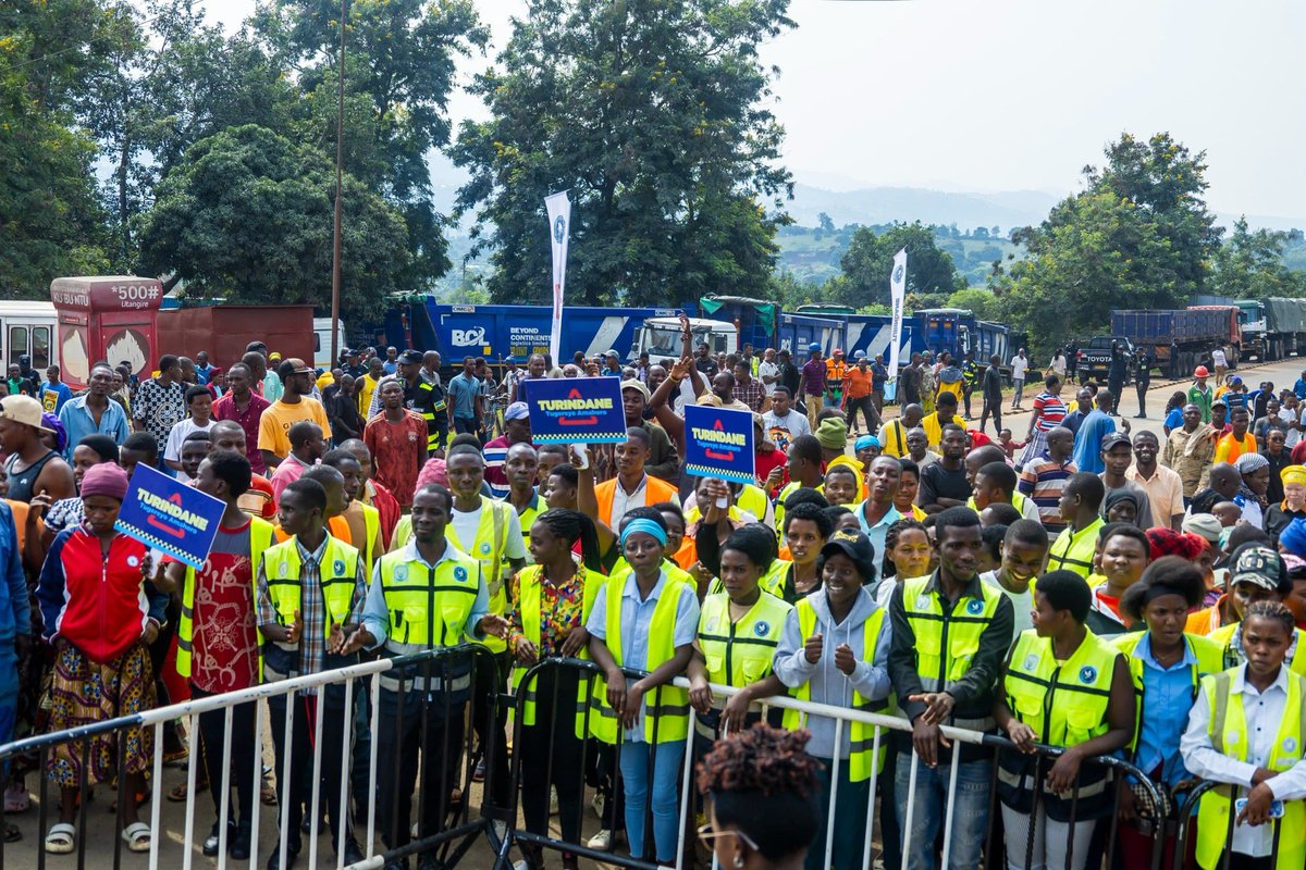 MuganzaYVS's tweet photo. TURINDANE TUGEREYO AMAHORO.
Uyumunsi mu murenge wa Muganza habereye ubukangurambaga bwaribufite insanganyamatsigo igira it: TURINDANE TUGEREYO AMAHORO bwateguwe na police y'igihugu https://t.co/QISCTCn7US