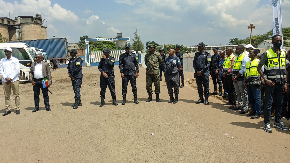 MuganzaYVS's tweet photo. TURINDANE TUGEREYO AMAHORO.
Uyumunsi mu murenge wa Muganza habereye ubukangurambaga bwaribufite insanganyamatsigo igira it: TURINDANE TUGEREYO AMAHORO bwateguwe na police y'igihugu https://t.co/QISCTCn7US