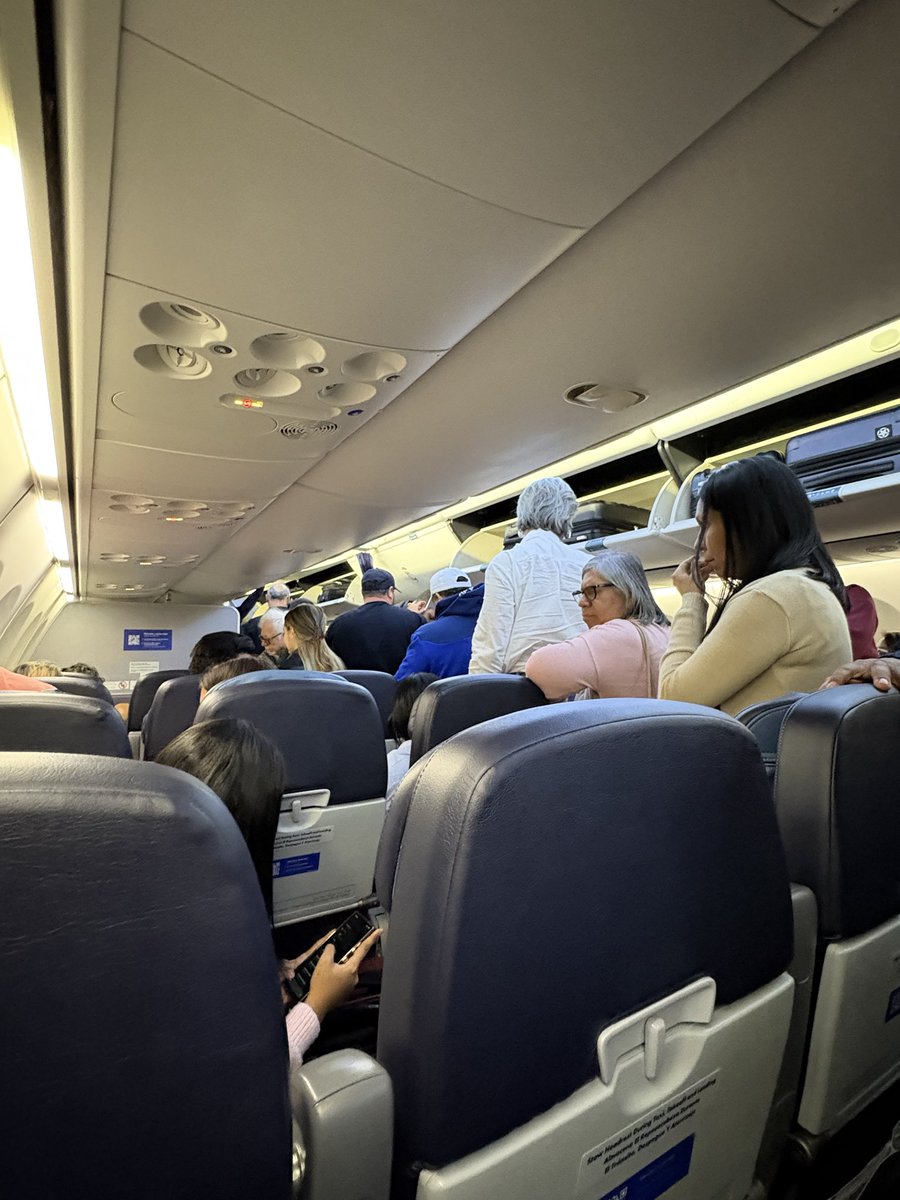 ElPeterVR's tweet photo. 2026 y la gente sigue levantándose como local para salir del avión. https://t.co/U35P9hANal