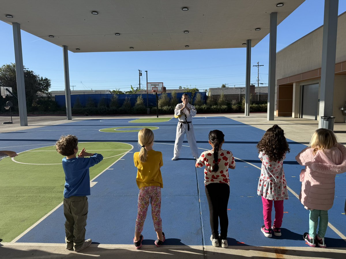 🥋 Karate Guest in PE Today!
Our elementary students loved learning karate during PE today. Thank you, Coach C, for bringing this awesome opportunity to our school!