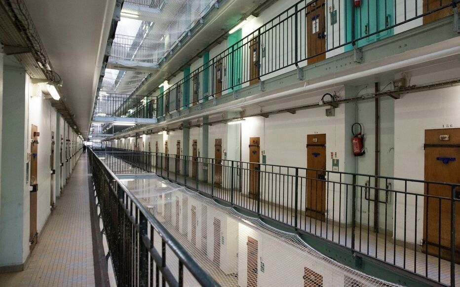 F_Desouche's tweet image. Corruption à la prison de Fresnes (94). Le surveillant admet avoir touché 3 000 euros, 16 téléphones portables retrouvés et 800 grammes de cannabis

fdesouche.com/2026/01/20/cor…