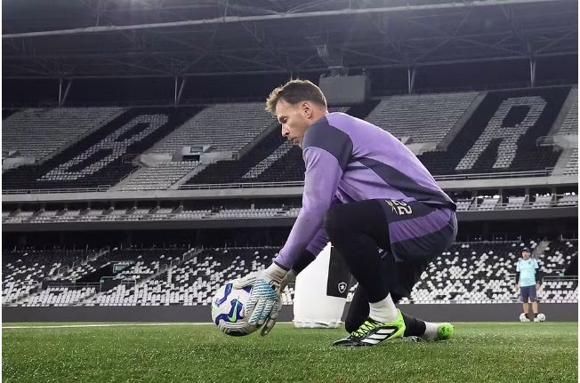 ehasdeser's tweet image. BOA NOTÍCIA! 🚀

O goleiro Neto está recuperado da lesão na coxa e participa normalmente da pré-temporada com o elenco principal. Agora sob o comando de Martín Anselmi, o atleta vive a expectativa de voltar a ser relacionado em breve.