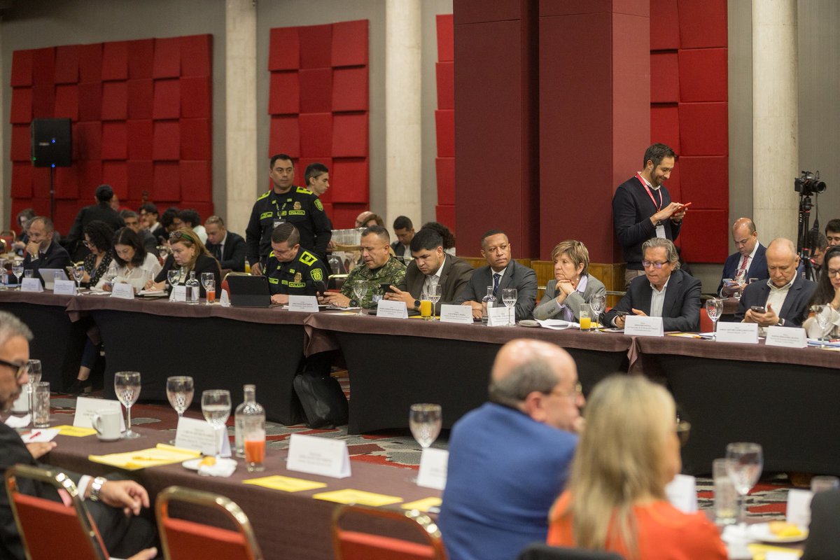 CGR_Colombia's tweet photo. 🚨En el marco de la Comisión Nacional de Seguimiento Electoral, el delegado Luis Enrique Abadía participa hoy en este espacio interinstitucional, en representación de la @CGR_Colombia, con el propósito de contribuir a que las elecciones y consultas de 2026 se desarrollen de manera libre, democrática y en paz. 🗳️🇨🇴

#ProtegiendoLoQueEsDeTodos