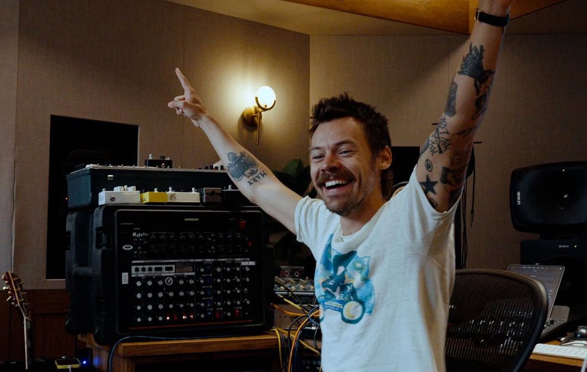 longuera's tweet photo. nos pone acertijos en una página, nos agarra de sorpresa y nos pone en modo  la que se duerme pierde ME ENCANTA QUE HARRY ESTE HARRIANDO ahre POR FINNNNN WE'RE SO BACK https://t.co/iSzhNLHgDY