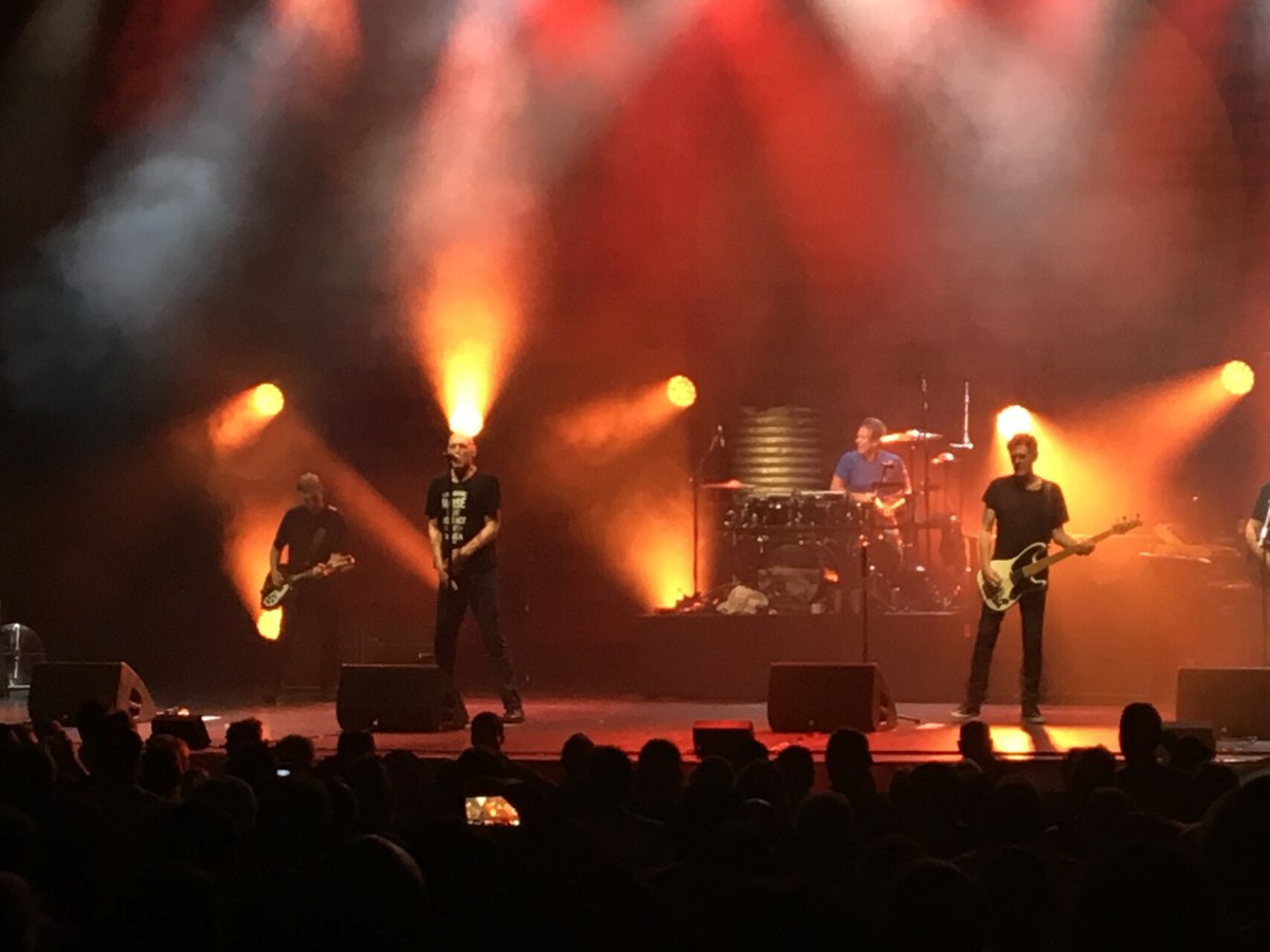 gillespaveau's tweet photo. RIP Rob Hirst #midnightoil (2019 Paris Grand Rex) https://t.co/ZusiAlG1KQ