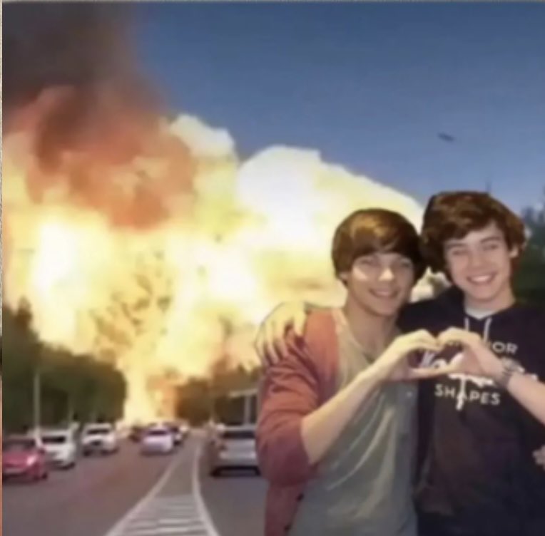 annetlpz_28's tweet image. Louis y Harry después de anunciar música para el mismo día: