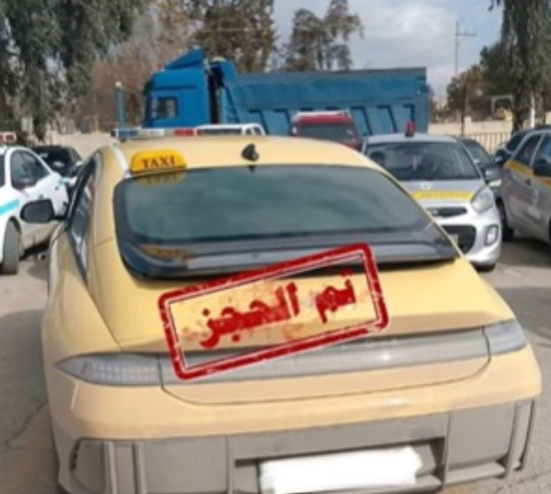 السير تضبط سائقًا متهورًا وتحتجز مركبته لمخالفة خطِرة 