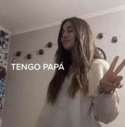 JujiMella's tweet photo. mi viejo me acompañó a renovar el registro y cuando me lo dieron le dije salí linda y me dijo no saliste linda sos linda https://t.co/OMtqpB85jI
