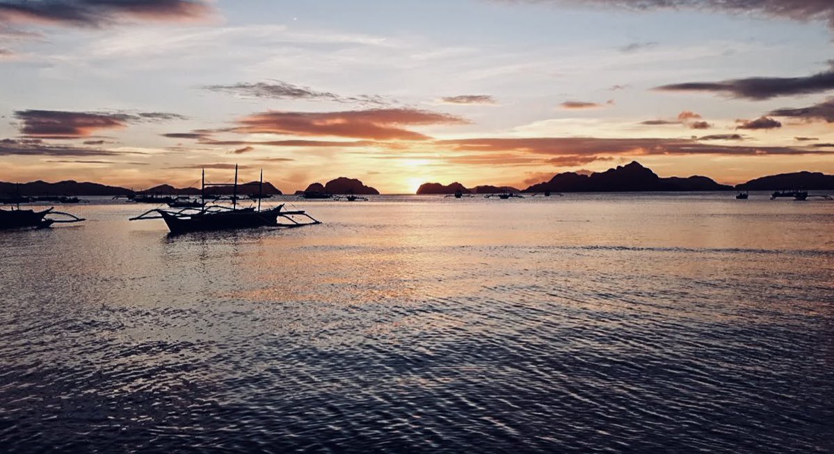 Veronicapg39's tweet image. Dicen 
Que el amor debe quitarte el aire pero es que yo necesito respirar. No te estoy pidiendo que esto sea un baile.
Quiero descansar. 
Ya vi todos los fuegos artificiales y aprendí que nunca son buena señal.
Nada me parece más interesante que estar donde tú estás.