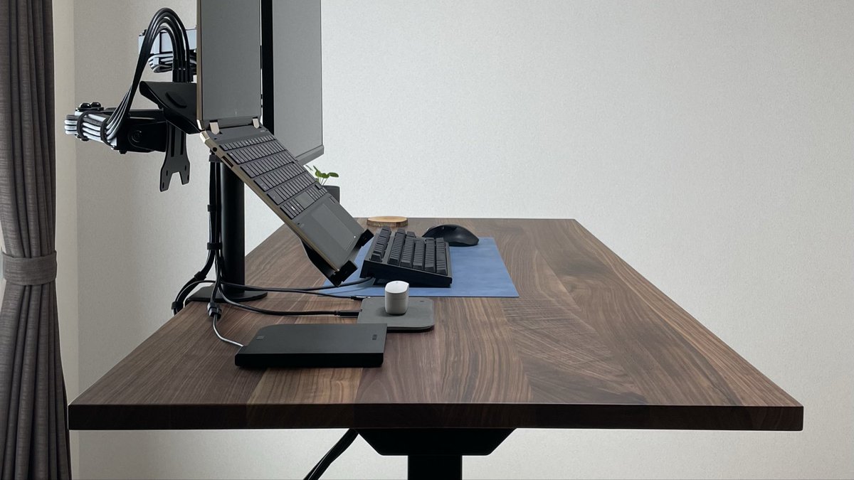 nczat's tweet image. 2021年のデスク
導入初期なのでツヤツヤです
(床のPCスタンドはダンボール！)

当初からモニタ裏配線してて
21年版と25年版の違いは
イヤフォンと家くらい

セレクタで
モニタ、キーボードが切り替わる

今のデスクも初期装備から
大きくは変わっていない

#cablemanagement 
#desksetup
#過去デスク