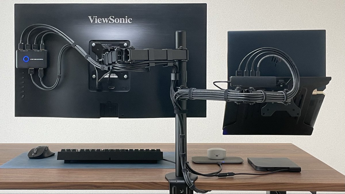 nczat's tweet image. 2021年のデスク
導入初期なのでツヤツヤです
(床のPCスタンドはダンボール！)

当初からモニタ裏配線してて
21年版と25年版の違いは
イヤフォンと家くらい

セレクタで
モニタ、キーボードが切り替わる

今のデスクも初期装備から
大きくは変わっていない

#cablemanagement 
#desksetup
#過去デスク