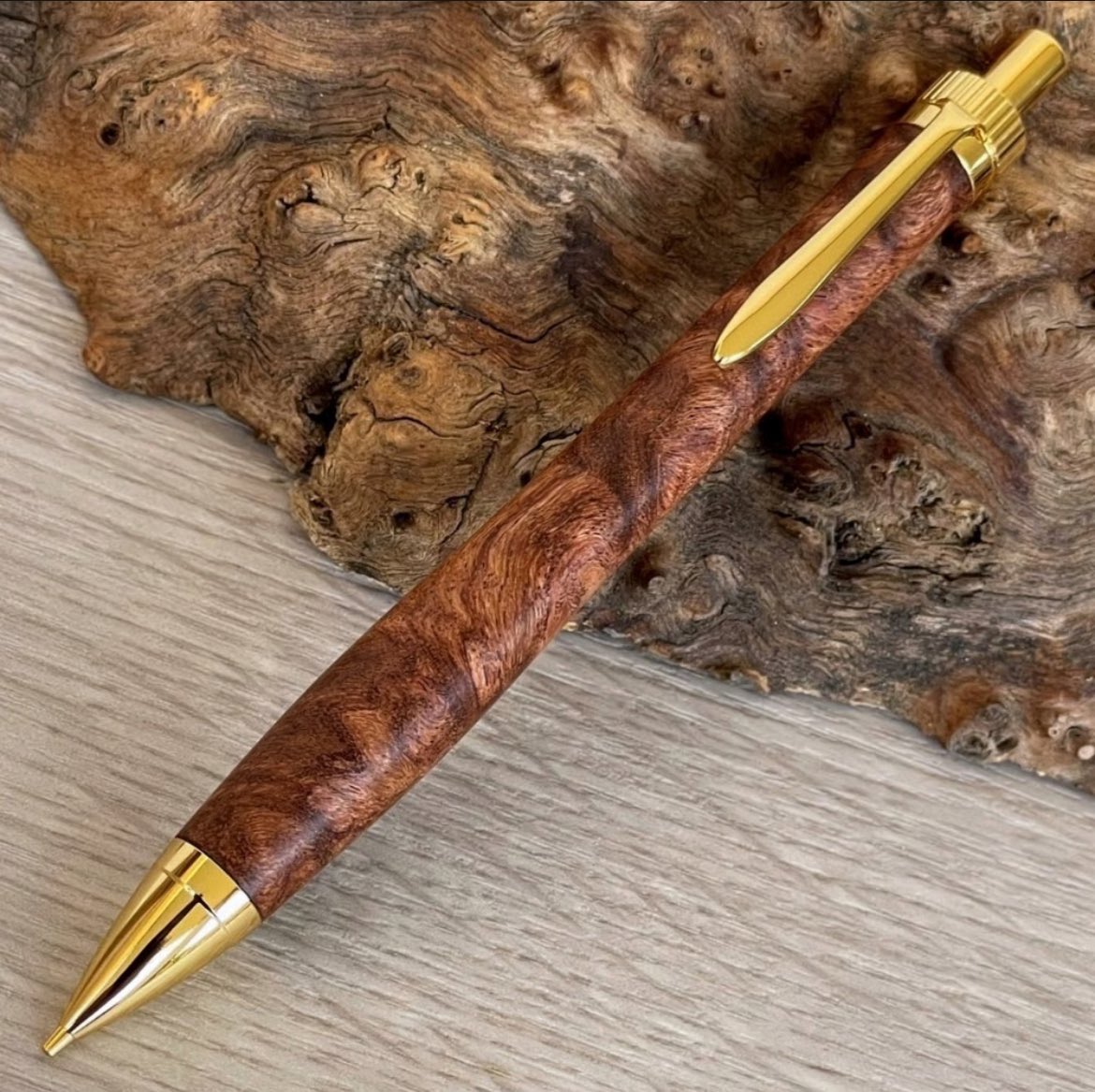 商品紹介です
特上 ローズウッド瘤 (Rosewood burl) 紫檀瘤 / UMA 木軸シャープペンシル/ゴールド金具 (一点もの！512066)

是非ご覧ください😊

mukuya.stores.jp/items/694fa36f…