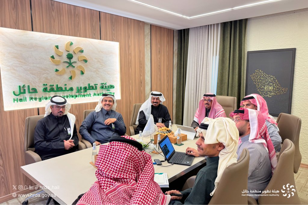 ترأس الرئيس التنفيذي لـ #هيئة_تطوير_حائل، أ.عمر بن عبدالله آل عبدالجبار، اجتماعاً جمع الهيئة والمركز الوطني لتنمية الغطاء النباتي ومكافحة التصحر بالمنطقة، بحضور مدير عام المركز بالمنطقة د.عبدالله البريكي،جرى خلاله بحث فرص التعاون لتنمية المنطقة وتعزيز فرص الاستثمارات المستدامة.