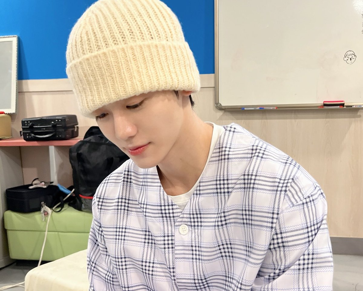 omegajaem's tweet image. imagine a quiet nobody jeno meeting the new kid jaemin and falling for him but jaemin tells him no, revealing he has a tumor. jeno stays of course and they eventually become lovers, with jeno helping jaemin tick off every wish and continuing to love him even after he’s gone