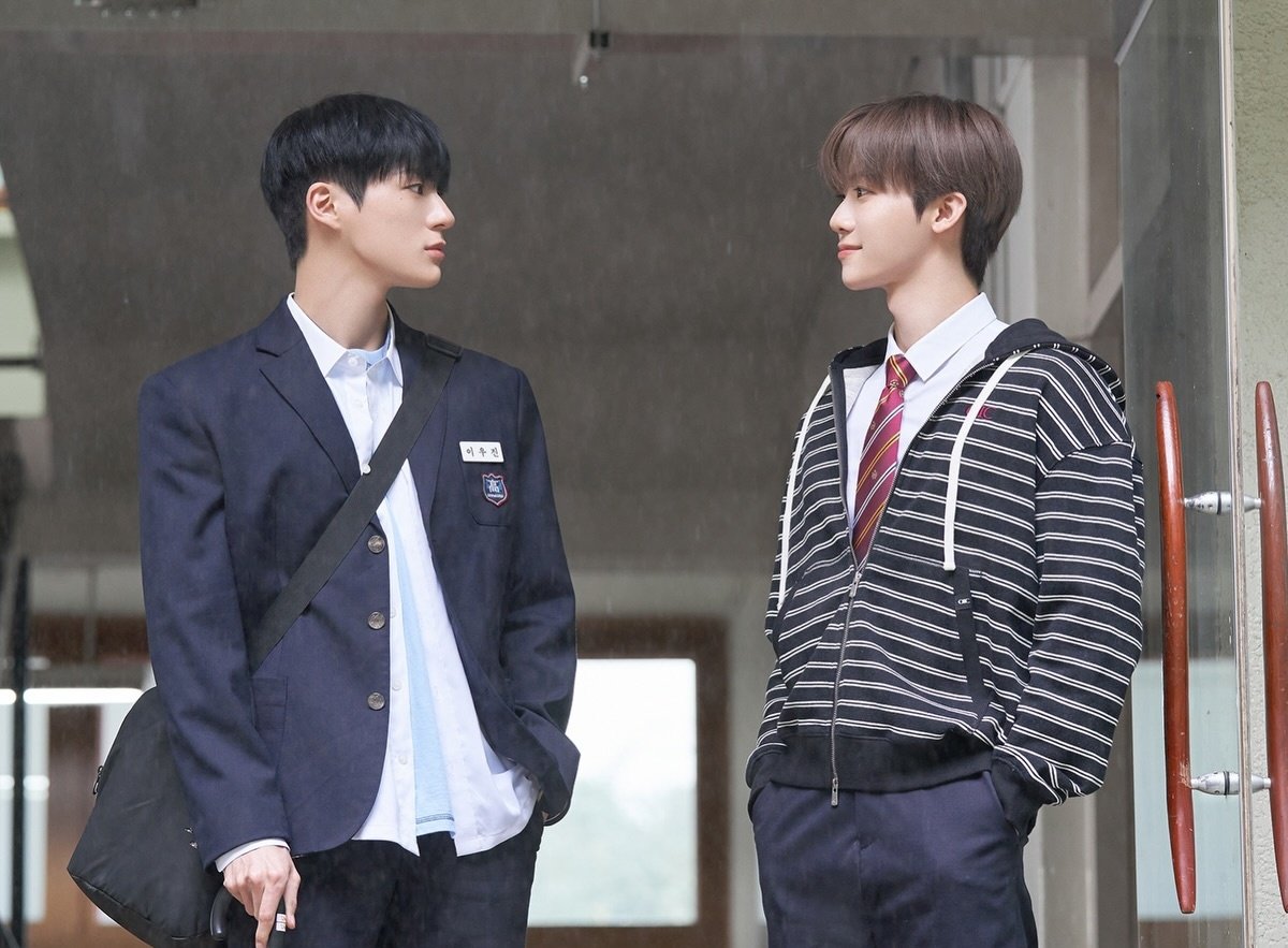 omegajaem's tweet image. imagine a quiet nobody jeno meeting the new kid jaemin and falling for him but jaemin tells him no, revealing he has a tumor. jeno stays of course and they eventually become lovers, with jeno helping jaemin tick off every wish and continuing to love him even after he’s gone